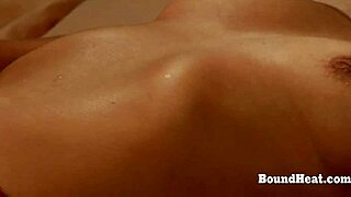 Sinnliche lesbische Madame neckt in roter Lingerie!