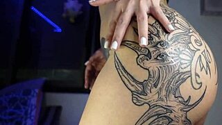 latina with tattoos shows off big oiled ass while running