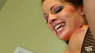 Chutné brunetky a blond kurvy natahují velké prdele