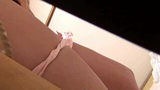 Japonská holka masturbuje na skryté kameře