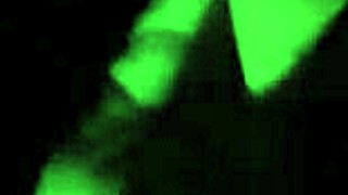 Wow! Riskante pijpbeurt na het flitsen van slipje in minirok