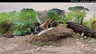 Sexy americká milfka Tasty Luscious si venku tře vibrátor až k orgasmu