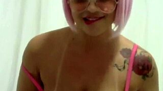 Debora Fantine performs a detailed sexy massage on webcam for her brazilian audience