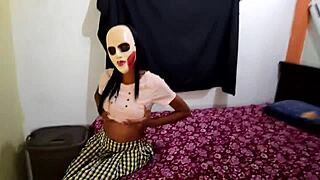 Brunetă de Halloween sare peste cursuri pentru porn