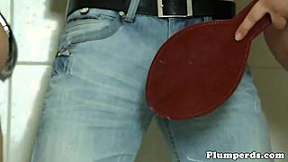 BBW baculky sedí na obličeji a tahají chlapa ve sprše v trojce