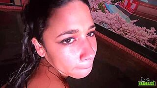 a novinha leva gozada na boca na beira da piscina - lalla potira