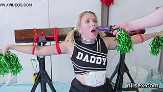 Fräck sötnos dras till röv-hink för konstig terapi