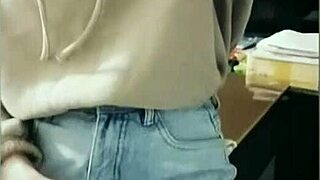 สาวเอเชีย transgender เล่นตัวเองสาธารณะด้วยน้ำแตกแรง