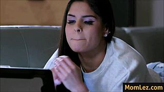 gold digger stepmom licks stepdaughter's pussy now 😏