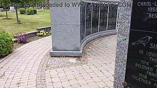 Imádom nézni, ahogy ez a milf borotvált puncit döngetik kint, 1. rész