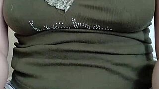 Beautiful Girl Performs Live Dance on Bigo Platform