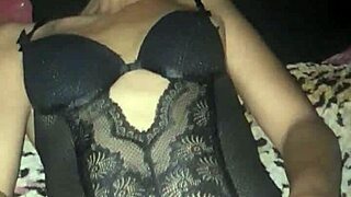 ว้าว ดูเมียฉันช่วยตัวเองคนเดียวบนเตียง!