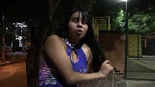 anoche un enano me convence de chuparle la polla en un rastrojo y empezamos a follar y no creeran lo que vimos