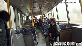 मोफोस बी साइड्स - लिंडसे ओल्सेन को पब्लिक बस में गांड मारी गई!