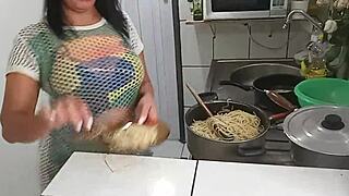 Sarah Rosa Cooks Sexy Macarrão in Sensual Lingerie