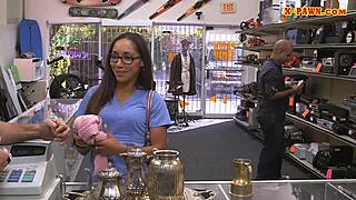 Wow! Amatérska baba tvrdo vytepaná na pulte záložne!