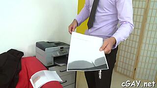 ¿Quién quiere follar el culo de este tío bueno?!