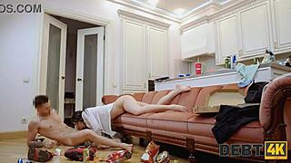 Umowa Debt4k Zamienia Się W Parny Rosyjski Spotkanie Z Małymi Cyckami 18+