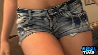 Kate England con cabello corto se deja destrozar el culo apretado duro