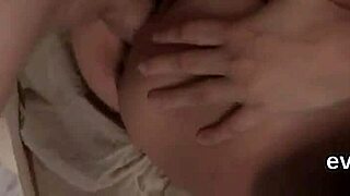 Wow! Tip fără bani își lasă amicul excitat să-i fute fosta pentru bani!