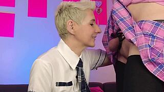 Lány nyalja a femboy golyóit epikus arcra lövés előtt