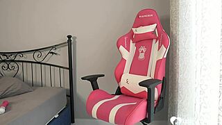 tattooed blonde babe fingering herself to orgasm 😍