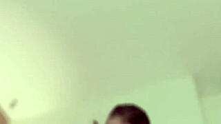 Pequenina Sofre com Pau Branco no Estilo Cachorrinho