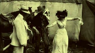 כוס טאבו וינטג' נדפקת בסצנה חיצונית