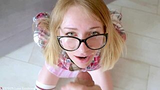 أنا بنت صغيرة حلوة بحب النيك الشرجي الخشن والمني على وجهي.