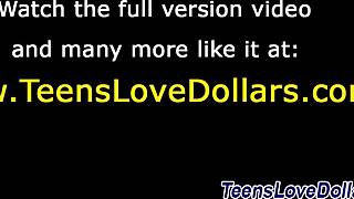 Любительская молодая девка жёстко скачет на публике в POV