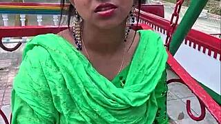 Bengalska piękność bawi się dildem w gorącej scenie!