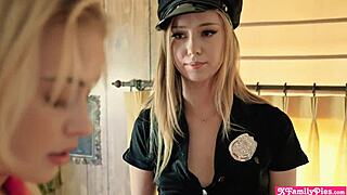 Τρομαγμένες νεαρές αδελφές από πλάκα του αδελφού στο Halloween