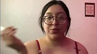 Celoten video, kako doma uporabljam vibrator za dvojno penetracijo