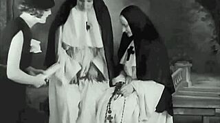 Βιντάζ τριχωτή πούτσα εκτεθειμένη έξω με φυσικά βυζιά