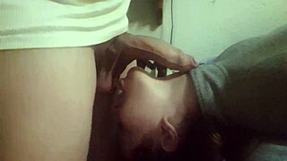 Latinska devojka sisa bratov kurac u vrućoj sceni