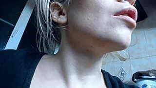 JenniferHotBabys super chlupatá ruská kunda v mokré zlaté sprše