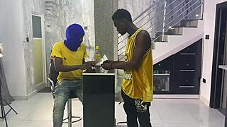 Mustat pelaavat kiihottavia pelejä yöllä