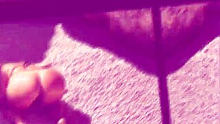 La mia vicina di casa si masturba guardando video porno