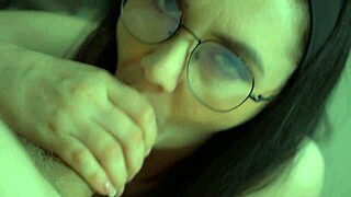 Geile Ehefrau lutscht Schwanz und kriegt messy Cumshot ins Gesicht