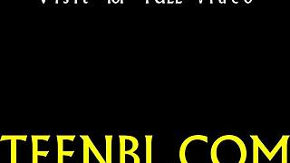 Месеста тийн 18+ путка се търка с мокър орален секс