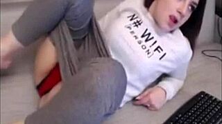 Garota branca molha calça de yoga com gozada intensa