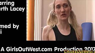 Smal australisk amatör med buttplug i soloaction