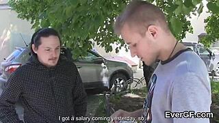 Pengeløs fyr ser beskidt ven kneppe ex for kontanter