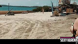 Karen Fisher se sleče in draži s svojim krivuljastim telesom