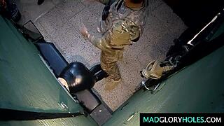 军队妓院狂野派对猛干。后入式现实，高潮在乳胶中。