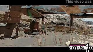 Karen Fisher se sleče in draži s svojim krivuljastim telesom