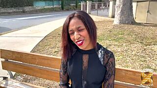 Reyna touží po dvou ptácích do své těsné kundy hned teď