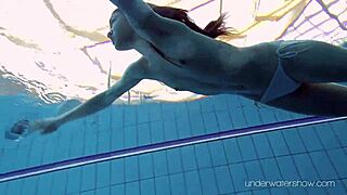 Roxalana nada debaixo d’água com a buceta exposta em chuveiro público