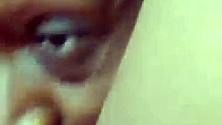 Jilat pepek close-up—siapa seterusnya rasa ini?