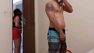 Sexy MILF nevlastní máma přistihla nevlastního syna, jak čichá její kalhotky